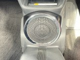 運転席助手席中央の足元に純正ウーハーがついています。