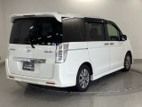 リアはプライバシーガラス付です。見た目もかっこいいですよね。また、太陽光を防ぐので冷房の効きを良くする効果もあるんです。エアコンを控えめにすれば燃費向上も見込めますよ。