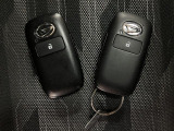 電子カードキーを携帯していれば、ドアハンドルやバックドアのリクエストスィッチを押すだけでドアの施錠、開錠が行えます。電子カードキーがないとエンジンが始動しない、盗難防止に役立つイモビライザー機能付