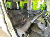 運転席まわりには十分なスペースがあり、大柄な方でもゆったり運転していただける環境です。