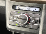 【オートエアコン】一度お好みの温度に設定すれば、車内の温度を検知し風量や温度を自動で調整。暑い&hellip;寒い&hellip;と何度もスイッチ操作をする必要はありません。快適な車内空間には必須の機能ですね♪