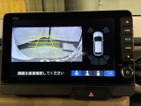 リバースギアに入れるだけで後方の表示へ切り替わります。夜間や雨の日の駐車も楽になりますよ。