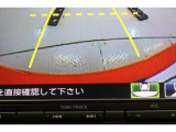 バックをするとき自動でリアの様子が映る『リアカメラ』付き!ナビ画面で確認しながらバックができ、ガイドラインで距離感がつかめるので後ろの壁も安心ですね。でも、周りへの目視も忘れないでくださいね!