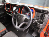 運転席のドアを開け、乗り込む際のイメージです。足元には純正フロアマットも敷かれています。