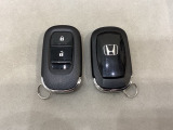 スマートキーを装備しています。鍵を差し込むことなくドアロックの開け閉めと、スタートボタン操作でのエンジンスタートができます。スペアキーも同じものを用意しております。