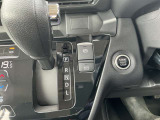 シフトレバーは簡単操作で運転もしやすくなっております!!