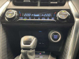 左右独立温度コントロールフルオートエアコンです。運転席、助手席それぞれで独立して温度設定ができます。冷え性の方が乗っても安心ですね♪