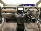車内は光触媒抗菌消臭施工済です。インパネ周りはスタイリッシュなデザインで機能や装備も充実しています。グローブボックスやカップホルダーのほかにトレーなどたくさんの収納スペースが付いています。