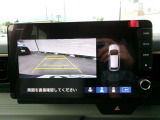 車の後方に小型カメラが付いておりバックする際の後方の様子をモニター上に表示します。