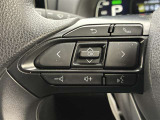 運転中、オーディオの操作をしてて、ハッとしたことはありませんか?ステアリングスイッチは、運転中でもハンドルでオーディオの操作が可能です。安全なドライブをサポートします。
