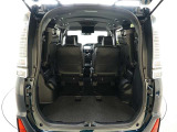 3列目シートは跳ね上げ式で折りたたみ可能です。キャンプ用品など大きな荷物もばっちり収納可能です!