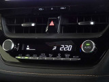 車内を快適に、オートエアコンを装備しています。