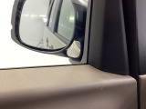 【サイドアンダーミラー】助手席側ドアミラーの下部についております。停車時・発進時などに車両左側の死角になった部分を確認するときに役立ちます。