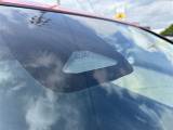 フロントのカメラで人や車両を認識する安全装置のカメラが付いております!
