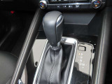 CX-5のシフトレバーです。MTモード付きの6ATで、しなやかな走りを支えます。
