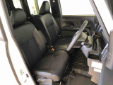 運転席の座面高さを調整できるシートリフターが付いています。フロントシートはベンチシートを採用で、座面も広く使い勝手もいいですよ♪