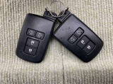 手荷物が多いときでも、スマートキーをバッグやポケットに携帯していれば、キーを取り出すことなくドアの解錠・施錠ができます