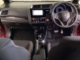 車内は光触媒抗菌消臭施工済です。インパネ周りはスタイリッシュなデザインです。グローブボックスやカップホルダーのほかにトレーなどたくさんの収納スペースが付いています。