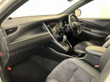 運転席周りのレイアウトをご覧ください。ナビゲーションが綺麗に装着されすっきり収まってますね!