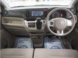 運転にかかわる様々な操作を安全に行えるように視点移動が少なく、操作性に配慮されたスイッチ類が凝縮されたコクピットです。
