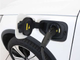 コンセントタイプ3kWやウォールボックスタイプ6kWの充電器を用いてご自宅で簡単充電。一般的な家庭用200V交流充電ケーブルでは約8時間で80%まで充電!1時間あたり7~14kmを走行できる電力を充電