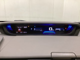 デジタル表示のスピードメーターとタコメーターを大きく配した見やすいメーター部になっています。左側のインフォメーション画面でオドメーターや燃費などの情報を確認できます。