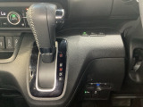 CVT車のセレクトレバーです。低速から高速まで、変速ショックのないスムーズな走りを実現するとともに、エンジン効率のよい領域を維持することで燃費にも貢献します。