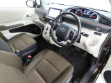 シンプルで使いやすいデザインの運転席です。