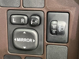 【電動格納ミラー】サイドミラーは電動格納式となっており、狭い駐車場でもキズがつくリスクを抑えられます。
