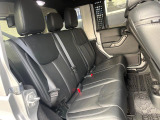 ●後席:大人が乗車しても窮屈さを感じないほど、足元も広々しております。