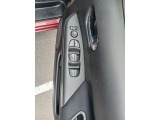 運転席のパワーウィンドウメインスイッチです。下方にはボトルホルダーが有ります。