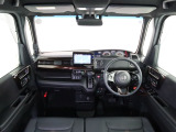 N-BOXの開放的な前方視界。フロントガラスが大きいので運転がしやすく疲れにくいです。また、全ての装備が適正配置されていて操作性に優れています。