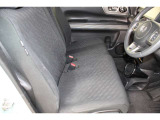 ゆったりとした運転席、助手席です。運転席はシートハイトアジャスター付きで高さ調整が出来るので、いろんな人のドライブポジションに合います。