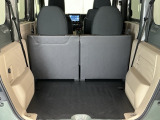 いろいろな使い方ができる広くて使い勝手のいい荷室。※一部、角度調整などができない車種もございます