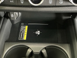 【ワイヤレス充電器】Qi対応のスマートフォンを置くだけで充電ができます。