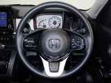 ハンドル左側にはオーディオ操作が出来るオーディオリモートコントロールスイッチ、右側にはHonda SENSINGとオートクルーズコントロールのスイッチを装備!