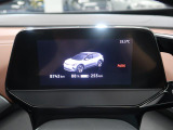 ドライバーインフォメーションディスプレイにより車速や走行可能距離など、ドライビングポジションに合わせて常に最適な位置で視認可能です。