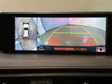 映像で見づらい車両周辺の確認をアシスト。クルマを真上から見ているような映像を表示。 運転席から確認しにくい車両周囲の状況を把握。