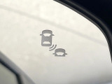 【ブラインドスポットインフォメーション】走行中、ドアミラーの死角になりやすい箇所に後続車が接近するとサイドミラー付近に警告を表示、ドライバーに注意喚起をしてくれます。