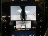 左右のサイドカメラ映像を同時に表示し、車両周囲の死角をしっかりカバー。狭い道や駐車時の接触リスクを減らし、安心して操作できる視界を確保します。