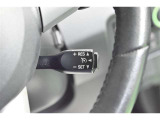 アクセルから足を離しても設定速度で走り続けてくれます。高速道路での長距離移動が楽になりますよ♪
