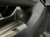運転席手元に、ティッシュBOXや手荷物を置けるスペースあります☆
