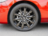 18インチ純正アルミホイールを装備。タイヤサイズは215/45R18となります。