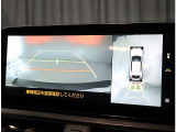 パノラミックビューモニター。車両を上から見たような映像を表示。運転席から目視しにくい車両周囲の状況をリアルタイムで確認できます。