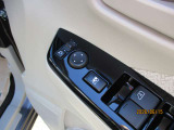 ドアミラーの鏡面の調節、格納は運転席からすべて操作できます!