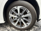 純正アルミホイールは、サイズ235/50R20です。