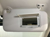 【運転席サンバイザー】鏡が付いているのでメイク直しなどにも便利★