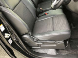運転席シートリフター!ご自分の好きなシートポジションが取れるので運転が楽しくなりますし疲れにくいです。