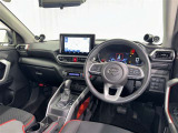 運転席まわりです。 各操作スイッチは使いやすい位置に配置されてます。
