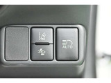 レーンディパーチャーアラートとは車線または走路からの逸脱の可能性を警告すると共に、車線または走路からの逸脱を避けるためのハンドル操作の一部を支援する機能です。詳細は販売店スタッフまでおたずねください。
